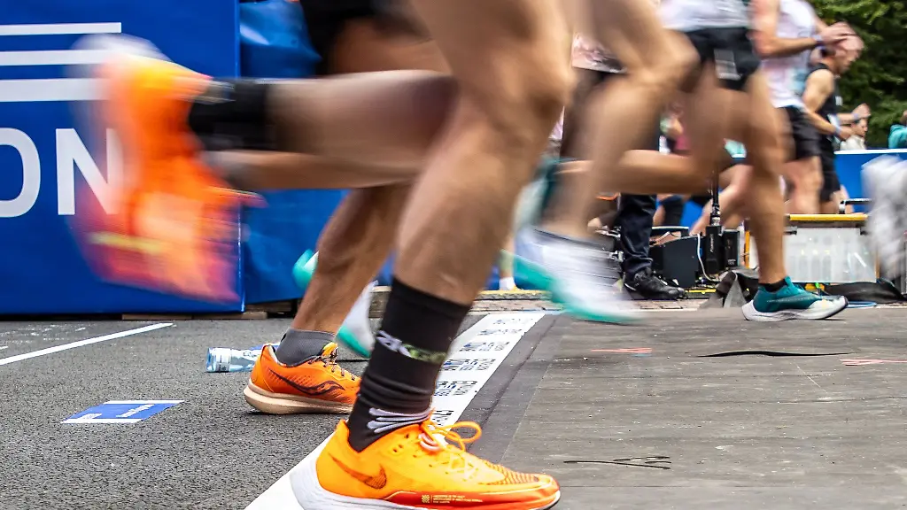 Laeufer-ueberschreiten-eine-Startlinie