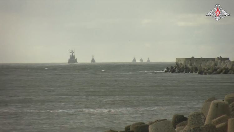 Dieses von Russland herausgegebene Foto zeigt Kriegsschiffe in der Ostsee.