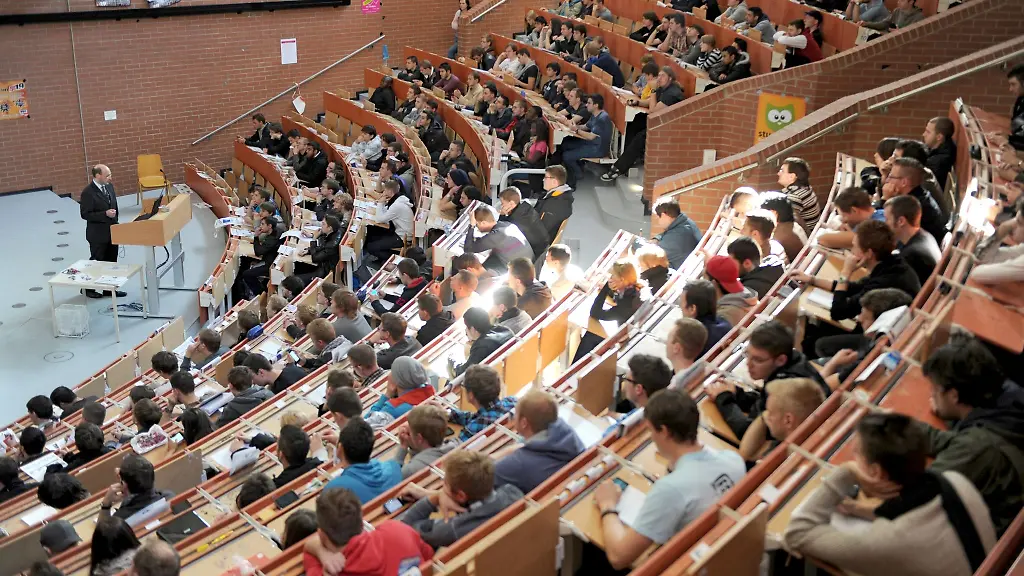 Studierende-sitzen-in-einem-Hoersaal-der-Uni-Kassel