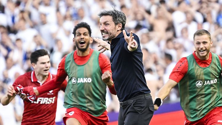 Aus Mark van Bommel brach die Freude nach dem dramatischen Saisonfinale heraus.