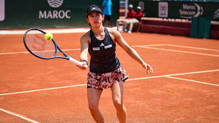 Miyu Kato traf ein Ballmädchen.
