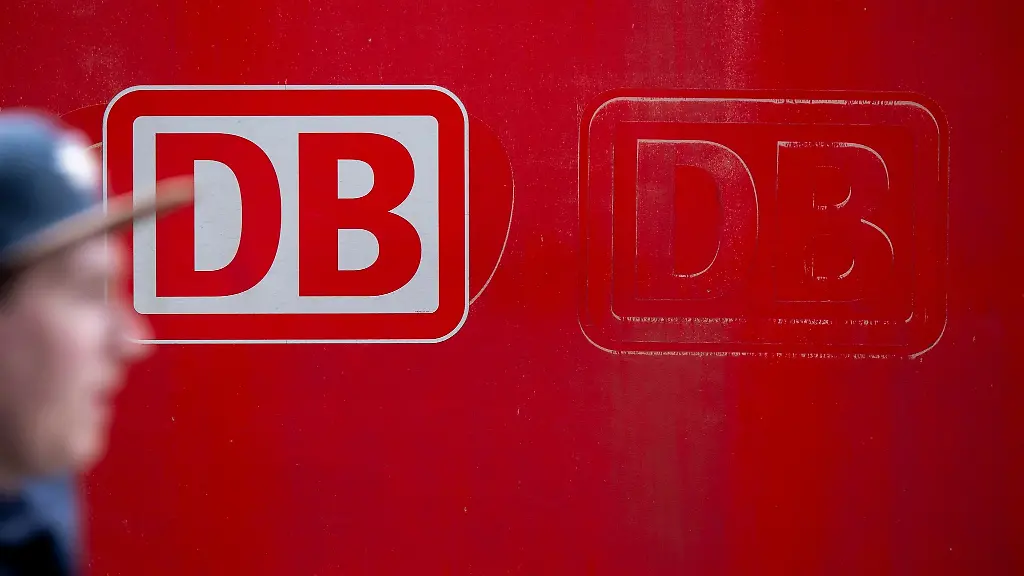 Das-Logo-der-Deutschen-Bahn-DB-klebt-an-einem-Zug-des-Unternehmens