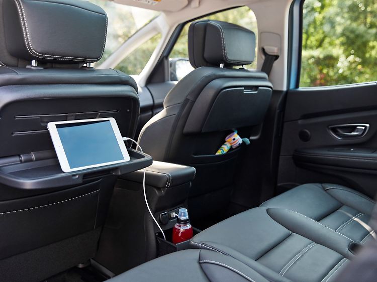 Mitfahrer dürften sich in der zweiten Reihe wohlfühlen, denn es gibt viele Staufächer, eine weit nach hinten verschiebbare Mittelkonsole und Multimedia-Anschlüsse (je nach Ausstattung).