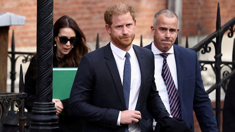 Harry und andere Promis werfen Journalisten vor, sie illegal bespitzelt zu haben.