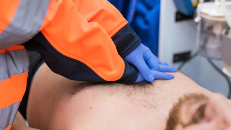 Bei Männern gibt es offenbar weniger Hemmungen: Rettungskräfte machen eine Herzdruckmassage bei einem Patienten.