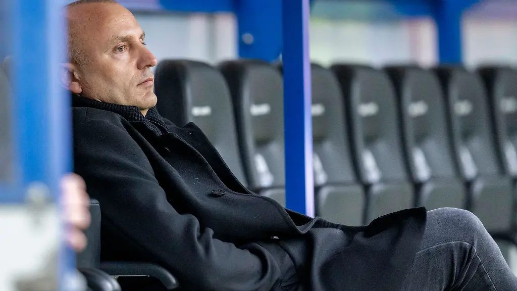 Rostocks-Vorstandsvorsitzender-Robert-Marien-beobachtet-das-Aufwaermen