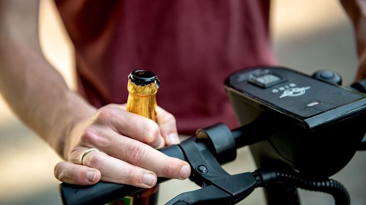 Wer mehrere Bier oder vielleicht noch ein paar härtere Drinks intus hat, lässt für den Heimweg besser die Finger von E-Scootern.