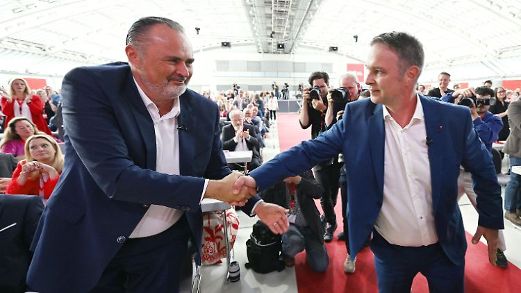 Gefühlter Parteichef für 48 Stunden: Doskozil (l.) lässt sich von Babler gratulieren.