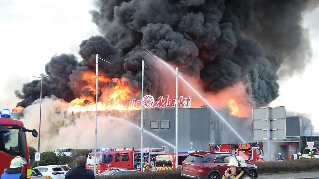 Ein-Supermarkt-in-Mosbach-Neckar-Odenwald-Kreis-ist-am-Montagnachmittag-in-Vollbrand-geraten