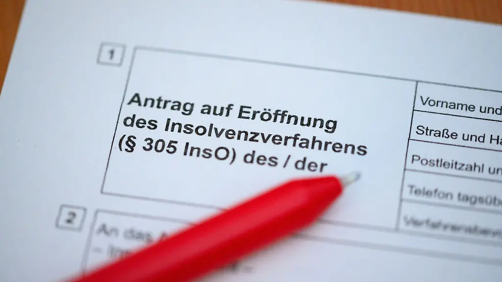 Ein-Kugelschreiber-liegt-auf-einem-Antrag-zur-Eroeffnung-eines-Insolvenzverfahrens