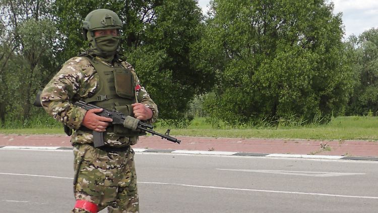Ein russischer Soldat in der Stadt Schebekino. 