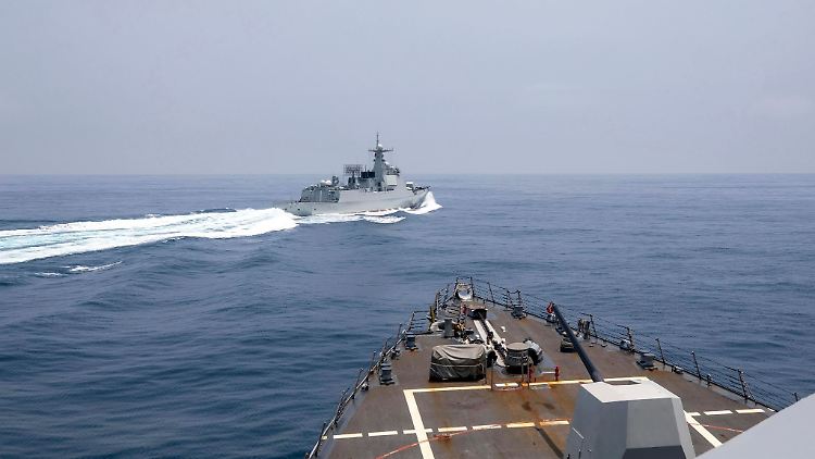 Ein chinesisches Marineschiff führt am Samstag ein "unsicheres" Manöver vor dem US-Zerstörer "USS Chung-Hoon" durch, indem es mit einem Abstand von nur rund 140 Metern überholt und dann wendet.