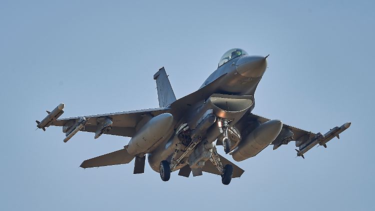 Soll der Ukraine mehr Schlagkraft bringen: der Kampfjet F-16.