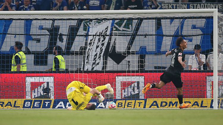 HSV-Keeper Heuer Fernandes säbelte am Ball vorbei, Stuttgarts Enzo Millot traf zum Sieg für den VfB.