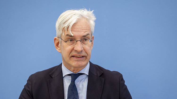 Unionsfraktionsvize Middelberg plädiert für Asylverfahren an den EU-Außengrenzen.