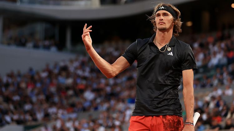 Alexander Zverev muss in Paris um den passenden Umgang mit seiner Erkrankung ringen.