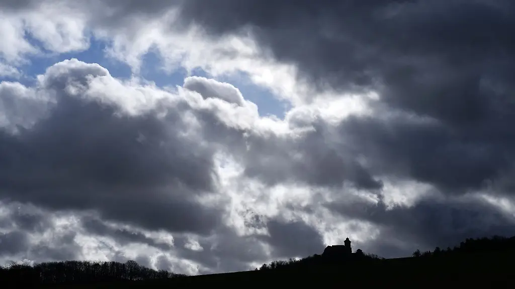 Der-Wind-treibt-Wolken-am-Himmel-ueber-der-Wachsenburg