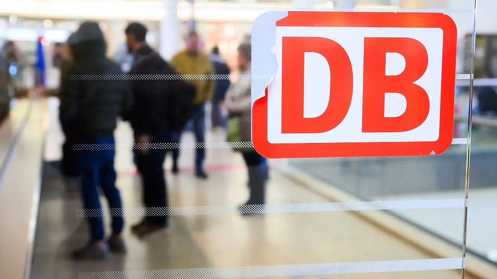 Ein-beschaedigtes-DB-Logo-klebt-im-Hauptbahnhof-Hannover