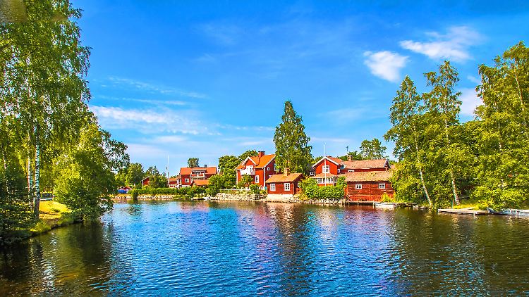 Die historische Provinz Dalarna liegt im Herzen Schwedens. Rund um den Siljansee, so heißt es, kann man die traditionsreichsten und buntesten Midsommar-Feste erleben.