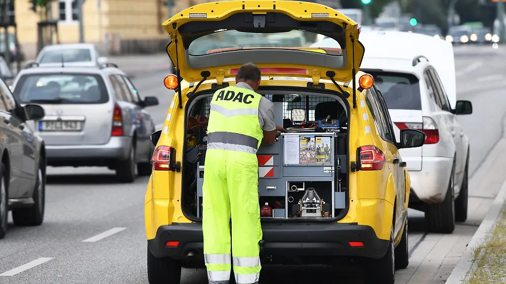 Ein-Pannenhilfsfahrzeug-des-ADAC-steht-auf-einer-Strasse
