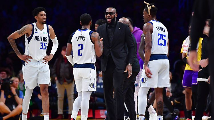 Wechselt LeBron James (2.v.r.) zu den Dallas Mavericks.