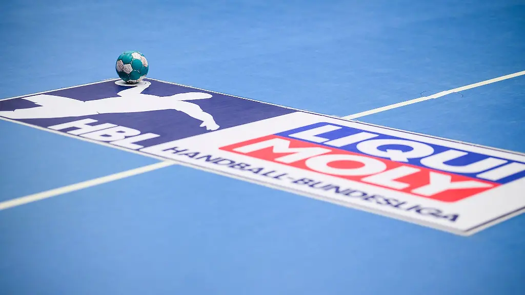 Ein-Ball-liegt-auf-dem-Logo-der-LIQUI-MOLY-Handball-Bundesliga