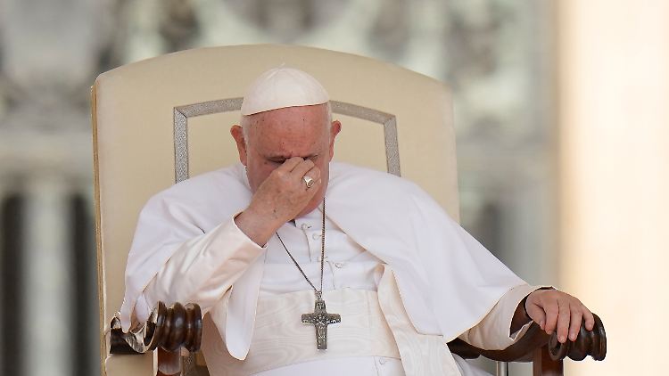 Ende Mai hatte der Papst Termine wegen Fieber abgesagt.