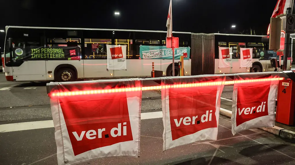 Busse-der-Koelner-Verkehrsbetriebe-KVB-stehen-im-Depot