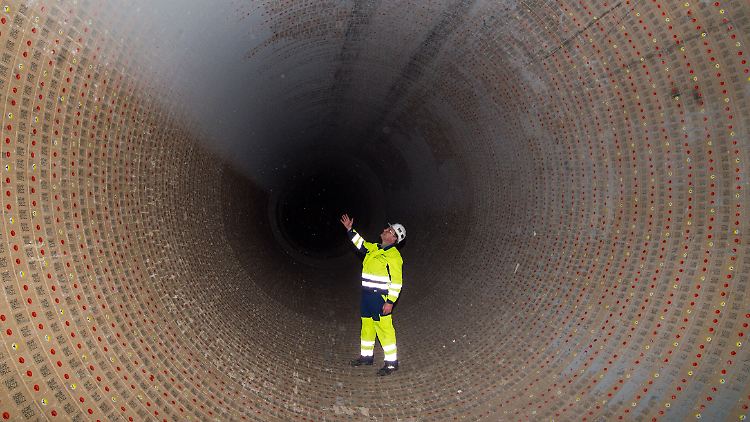 Ein Mitarbeiter steht 2016 in einem stillgelegten 60 Meter langen Drehofen der Cemex Zement AG. Das Unternehmen ... 