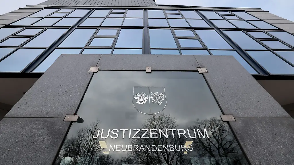 Justizzentrum-Neubrandenburg-steht-an-einem-Gebaeude