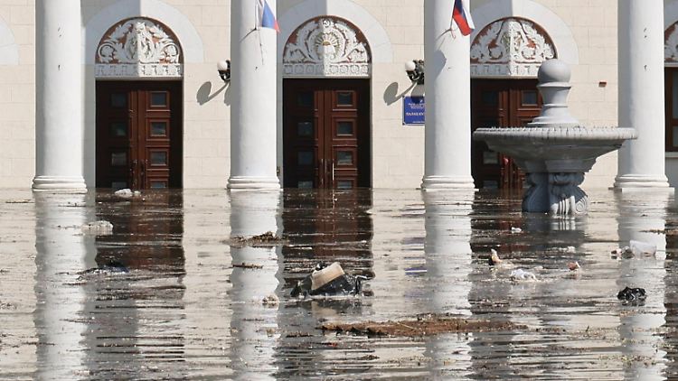 Nowa Kachowka steht bereits unter Wasser.