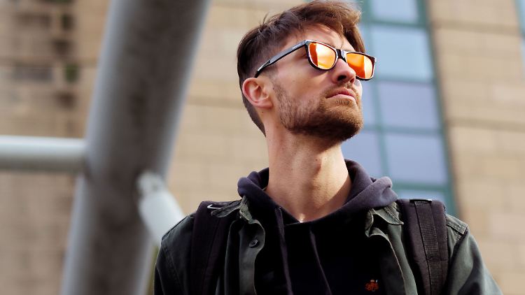 Ein halb verspiegelter Außenstreifen ermöglicht bei der HindSight-Brille den Blick nach hinten.