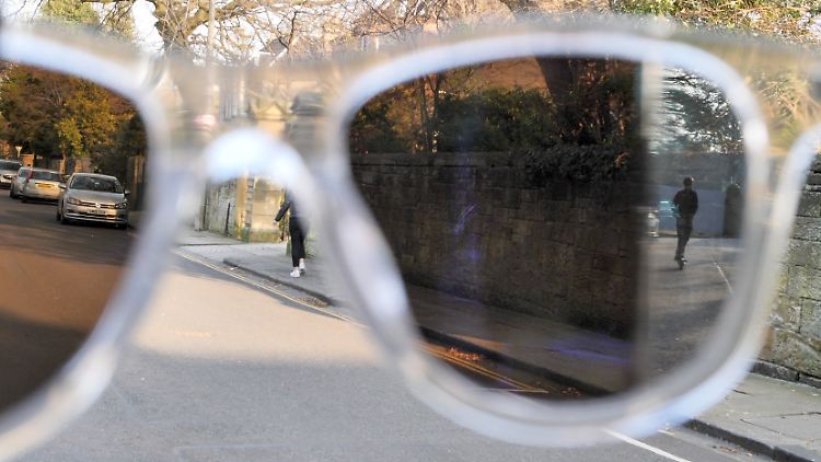 Dank des patentierten Glases ist in der HindSight-Brille der nachfolgende Verkehr zu erkennen.