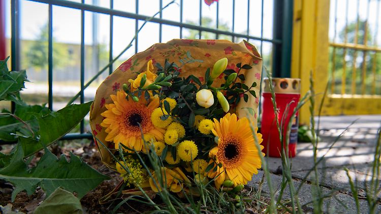 Beim seinem Berliner Verein erinnern Blumen an den 15-Jährigen.