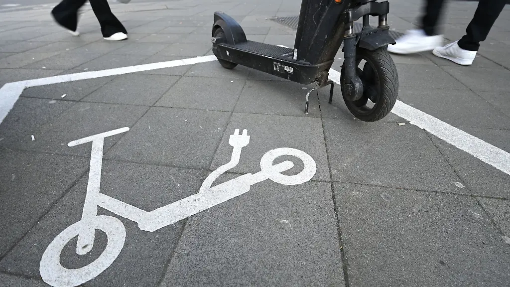 Ein-Piktogramm-auf-dem-Asphalt-weist-an-der-Stiftstrasse-nahe-dem-Eschenheimer-Turm-auf-eine-Abstellflaeche-fuer-E-Scooter-hin