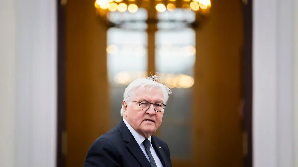 Bundespraesident-Frank-Walter-Steinmeier-steht-vor-einem-Gespraech-mit-dem-Praesidenten-von-Frankreich-am-Schloss-Bellevue