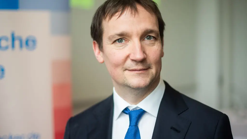 Oliver-Wille-Intendant-steht-bei-einer-Pressekonferenz-2020-im-Landesmuseum-zu-den-Sommerlichen-Musiktagen-Hitzacker