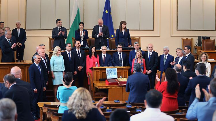 Nikolaj Denkow (M), neu gewählter Ministerpräsident von Bulgarien, führt die Koalition.