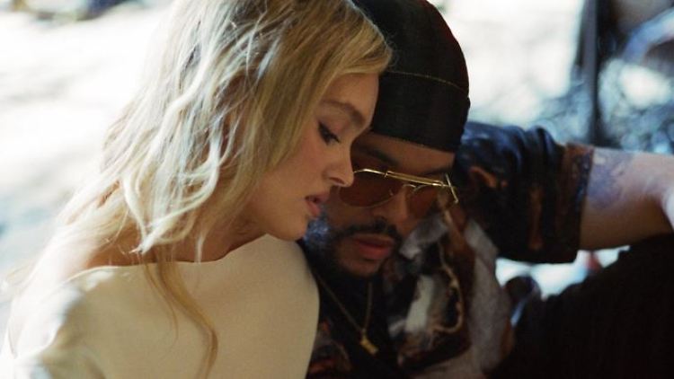 Joss (Lily-Rose Depp) noch eng umschlungen mit Tedros (Abel Tesfaye), der vorgibt, das wahre Potenzial der Sängerin hervorzubringen.