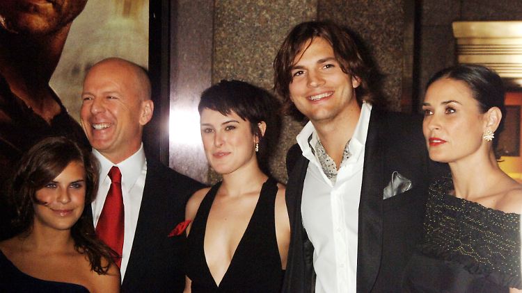 Glückliche Patchwork-Familie in 2007: Bruce Willis (2.v.l.) mit Ashton Kutcher und Ehefrau Demi Moore sowie Tochter Tallulah (l.) und Rumer.