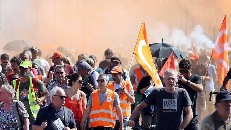 "Nichts wird mehr wird sein wie früher, wenn er (Macron) entscheidet, an dieser Reform festzuhalten" kündigt die Gewerkschaft CGT an.