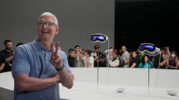 Apple-Chef Cook sieht sich mit der VR-Brille am Beginn einer neuen Zeit.