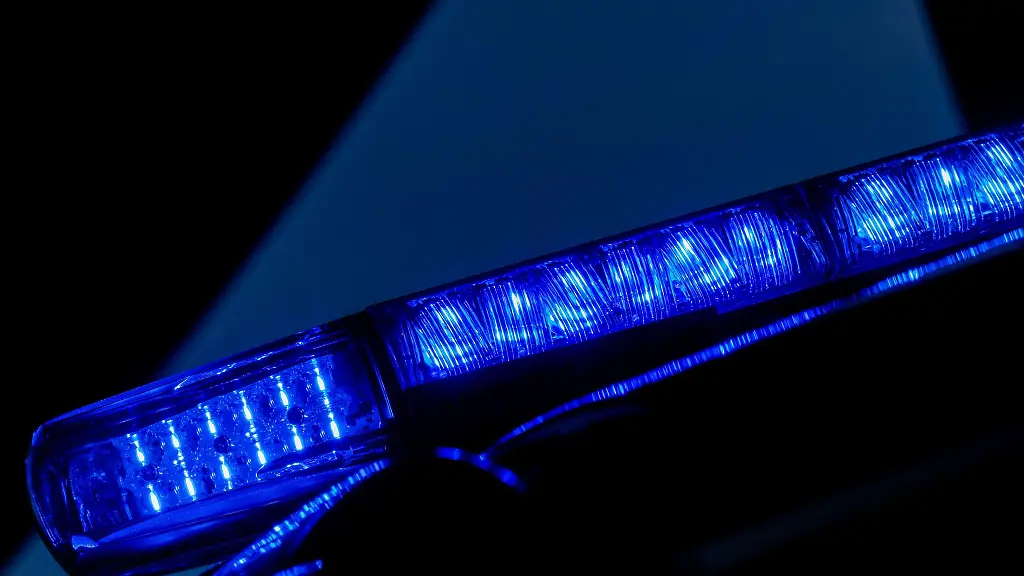 Ein-leuchtendes-Blaulicht-auf-einem-Einsatzfahrzeug-der-Polizei