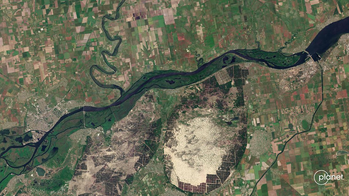Der Unterlauf des Dnipro: Dieses hochauflösende Satellitenbild vom 5. Juni 2023 zeigt die von Überflutung bedrohten Regionen zwischen Nowa Kachowka (rechts im Bild) bis zur Dnipro-Mündung südwestlich von Cherson (links).