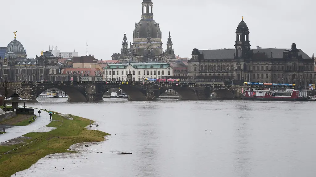 Die-Elbwiesen-sind-vom-Hochwasser-der-Elbe-neben-dem-Radweg-ueberflutet