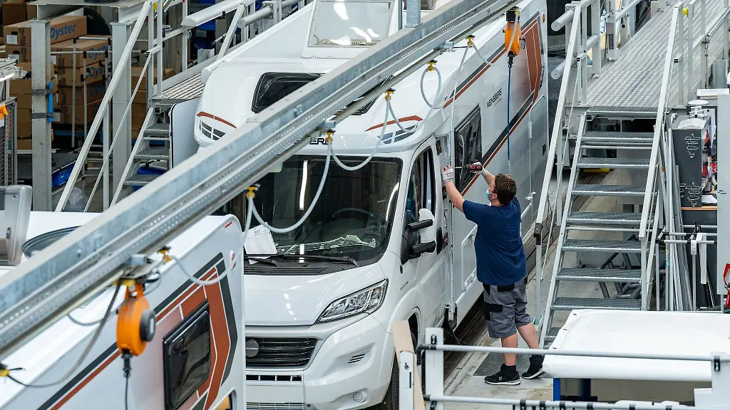 Ein-Mann-arbeitet-an-einem-Wohnmobil-im-Werk-der-Knaus-Tabbert-AG