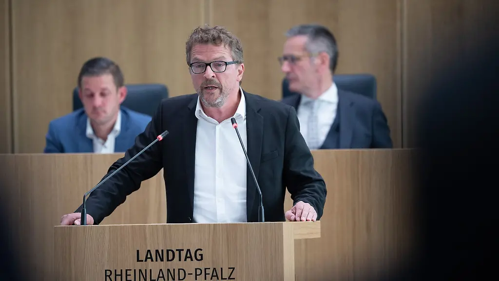 Carl-Bernhard-von-Heusinger-Buendnis-90-Die-Gruenen-Mitglied-des-Landtags-von-Rheinland-Pfalz-spricht-waehrend-der-ersten-Sitzung-des-Landtags-von-Rheinland-Pfalz-im-sanierten-Deutschhaus