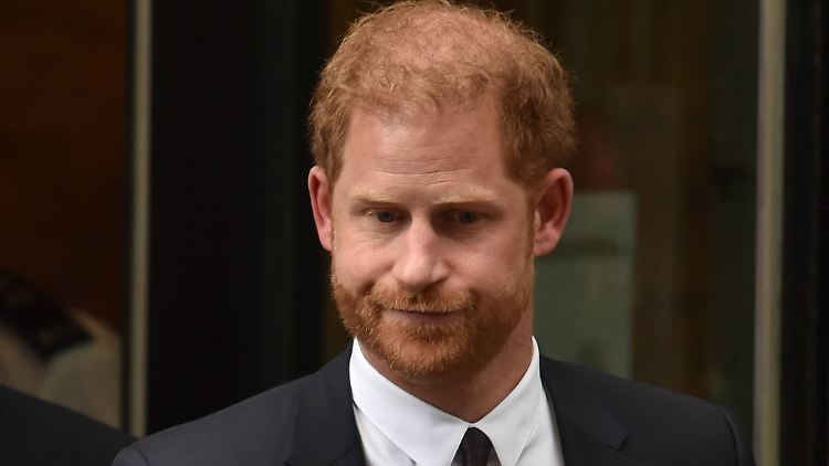 Prinz Harry verlässt nach seiner Zeugenaussage das Gericht in London. 