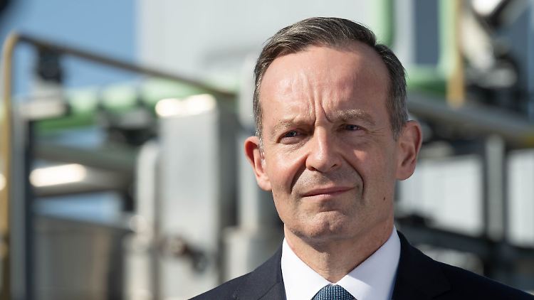Bundesverkehrsminister Volker Wissing will Geld in die Hand nehmen, um das Schienennetz zu modernisieren.