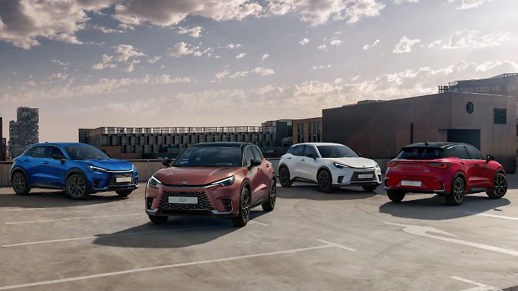 Mit frischen Farben setzt der Lexus LBX einen Spot im silber-grau-schwarzen Einheitsbrei der Straße.